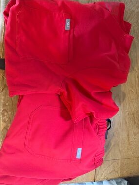 Figs Bright Red Men's scrubs